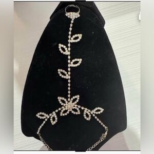 Elegant Silver-tone Leaf anklet